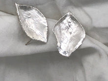 Load image into Gallery viewer, Earrings - delicate silver leaves

