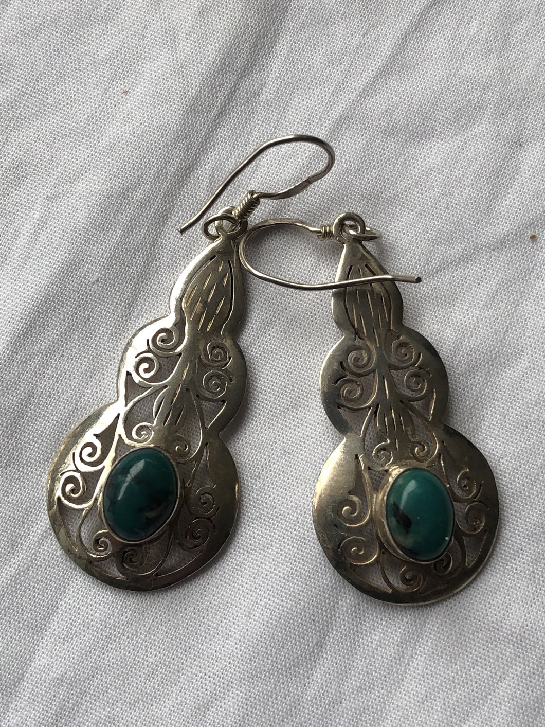 Earrings with malachite stone
