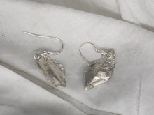 Load image into Gallery viewer, Earrings - delicate silver leaves
